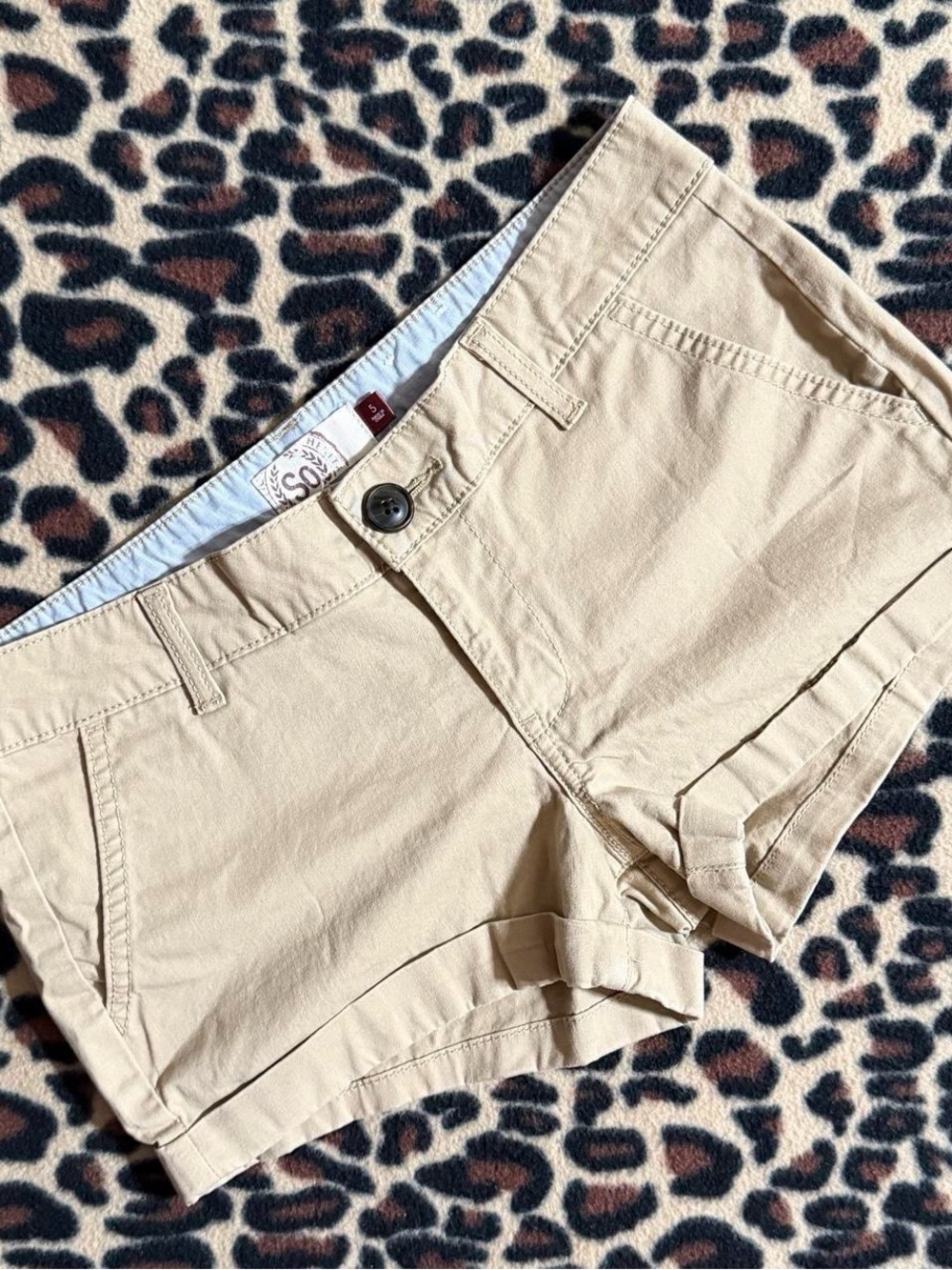 2000s vintage style tan & cream lowrise cuffed mini shorts